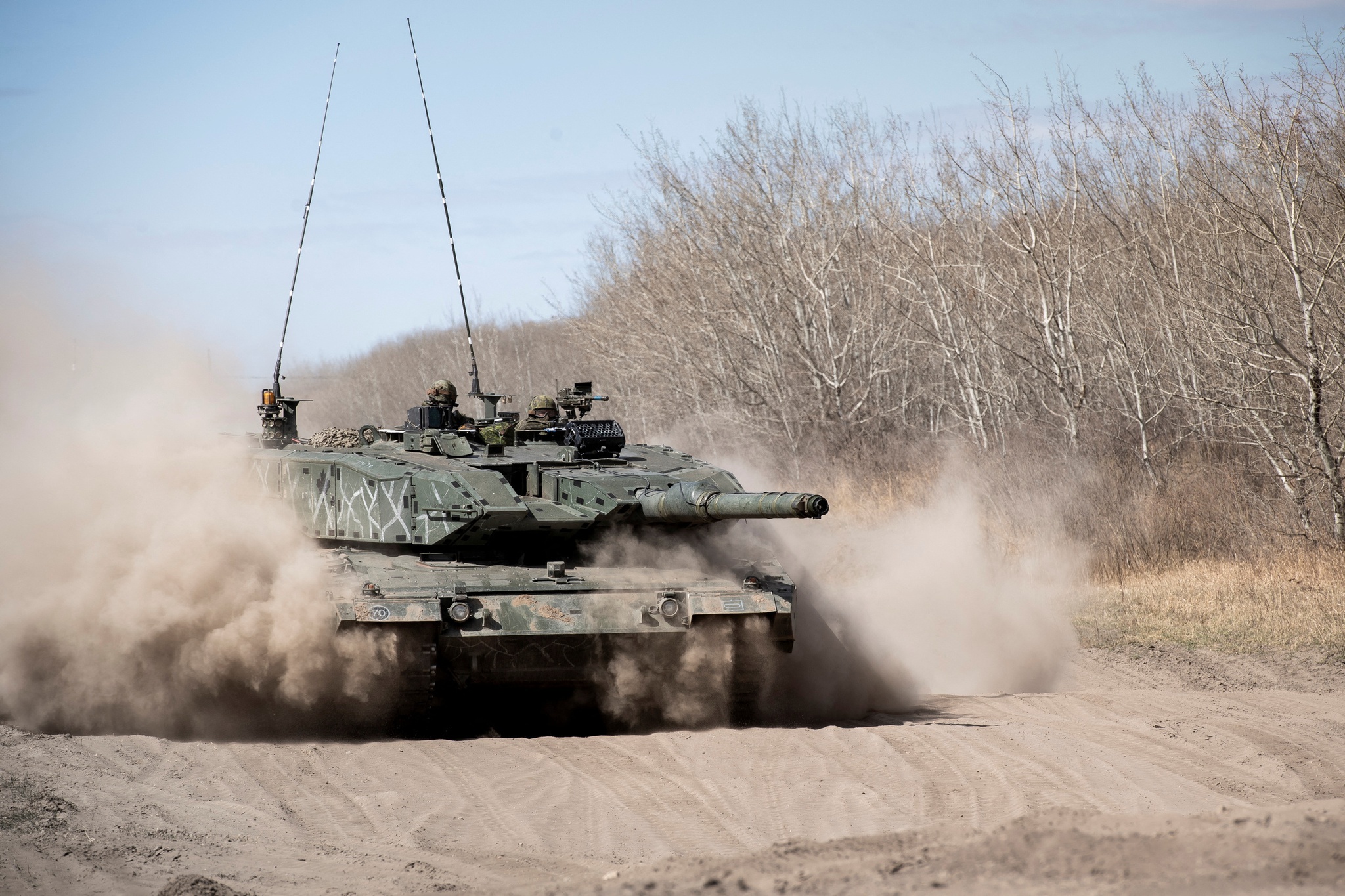 Soldados num Leopard 2, tanque de fabrico alemão, a percorrer uma estrada
