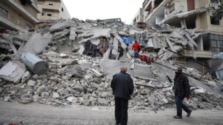Terremoto na Turquia: jogador salta do segundo andar para fugir de