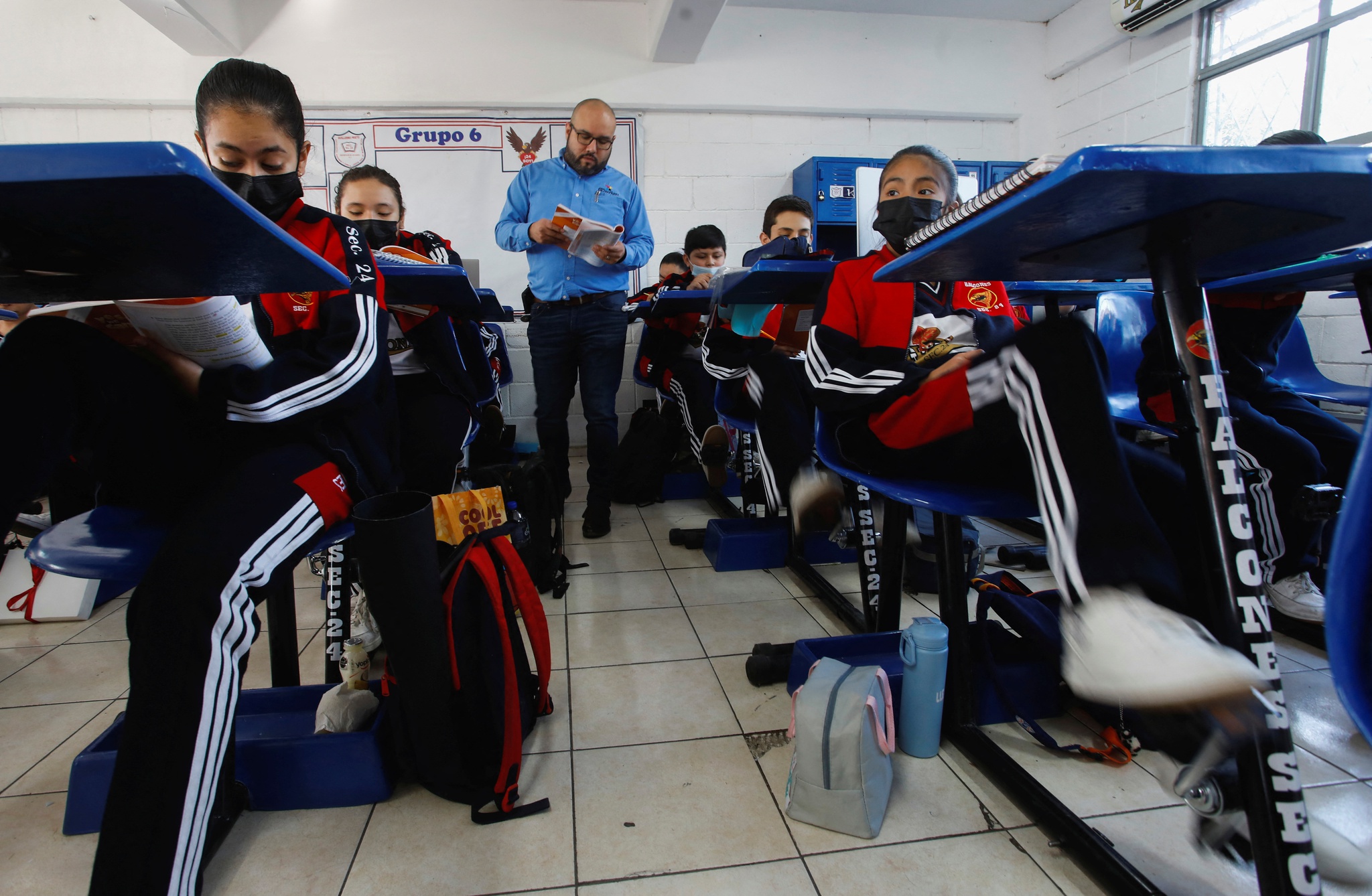 Escuela mexicana cambia sillas por mesas con bicicletas para combatir la obesidad |  Salud