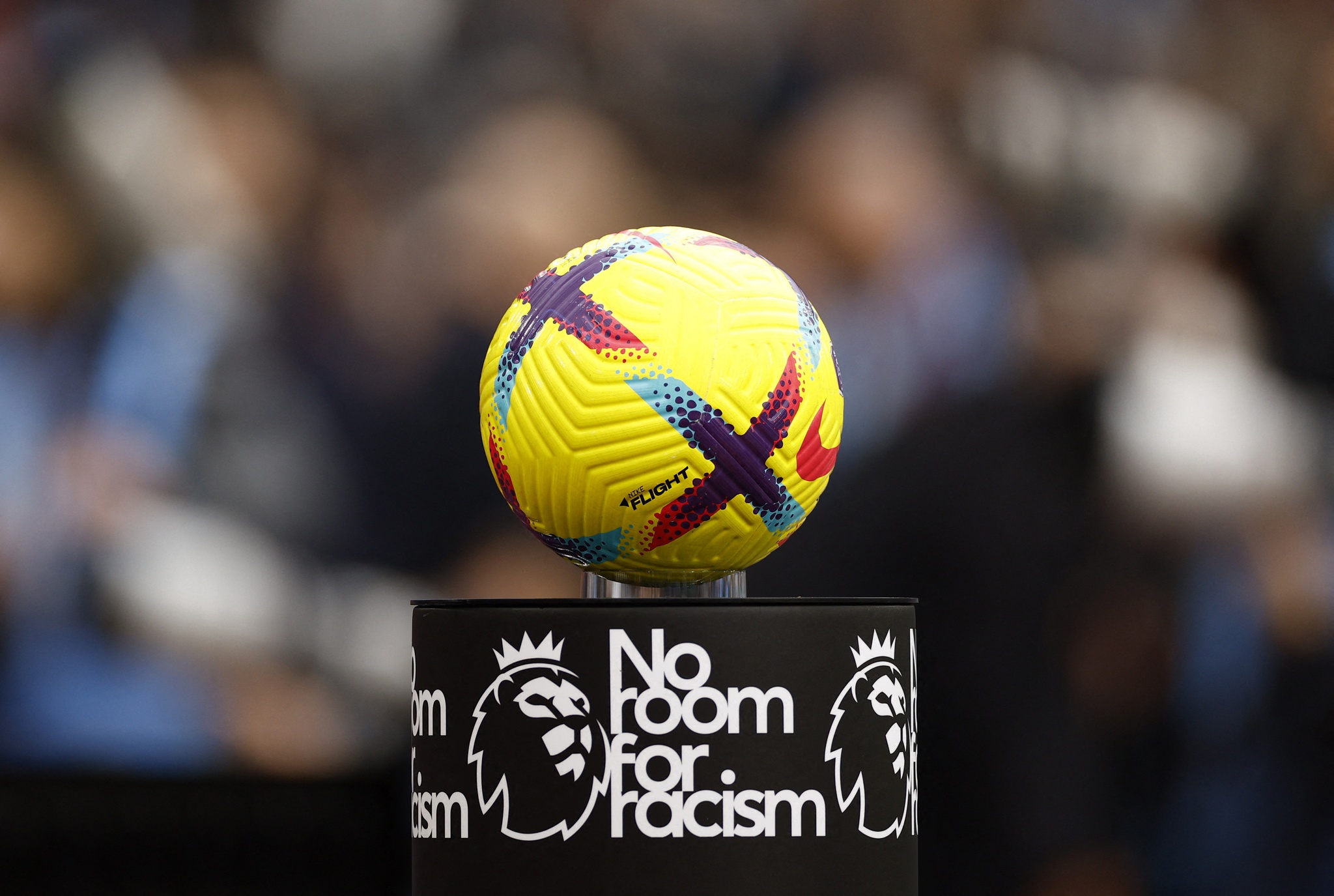 Liga Brasileira aprova punição por racismo - clubes podem até