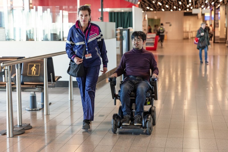 Schiphol ya utiliza vehículos futuristas para ayudar a las personas con movilidad reducida |  Tecnología