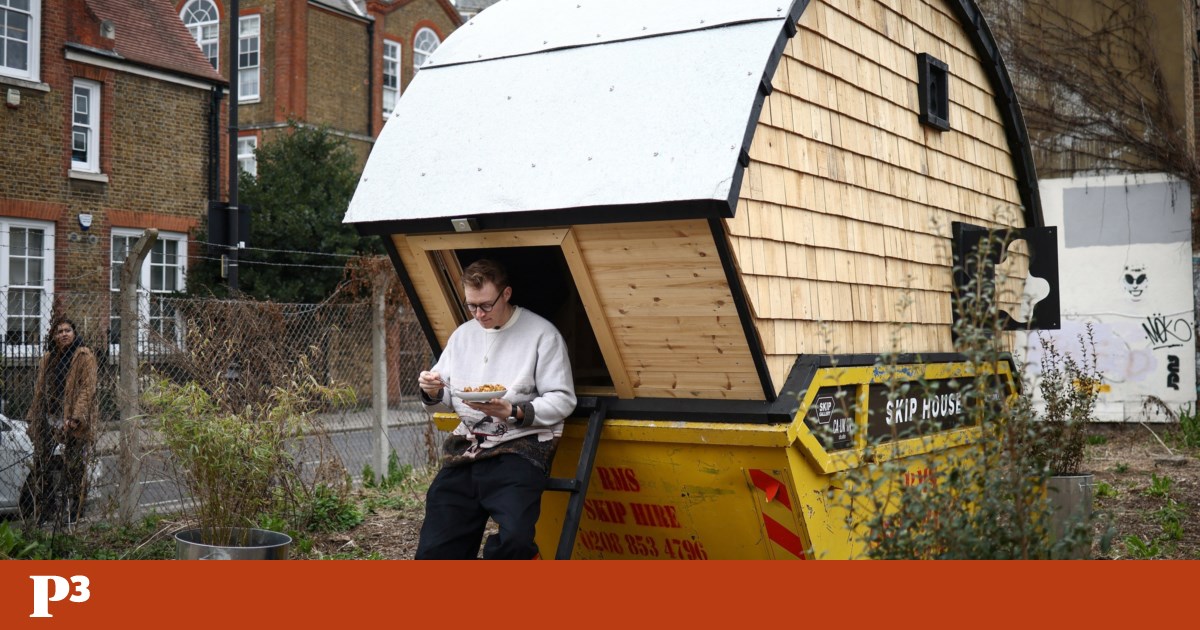 Aus Protest gegen steigende Mieten zieht ein Künstler in eine Mülltonne |  London