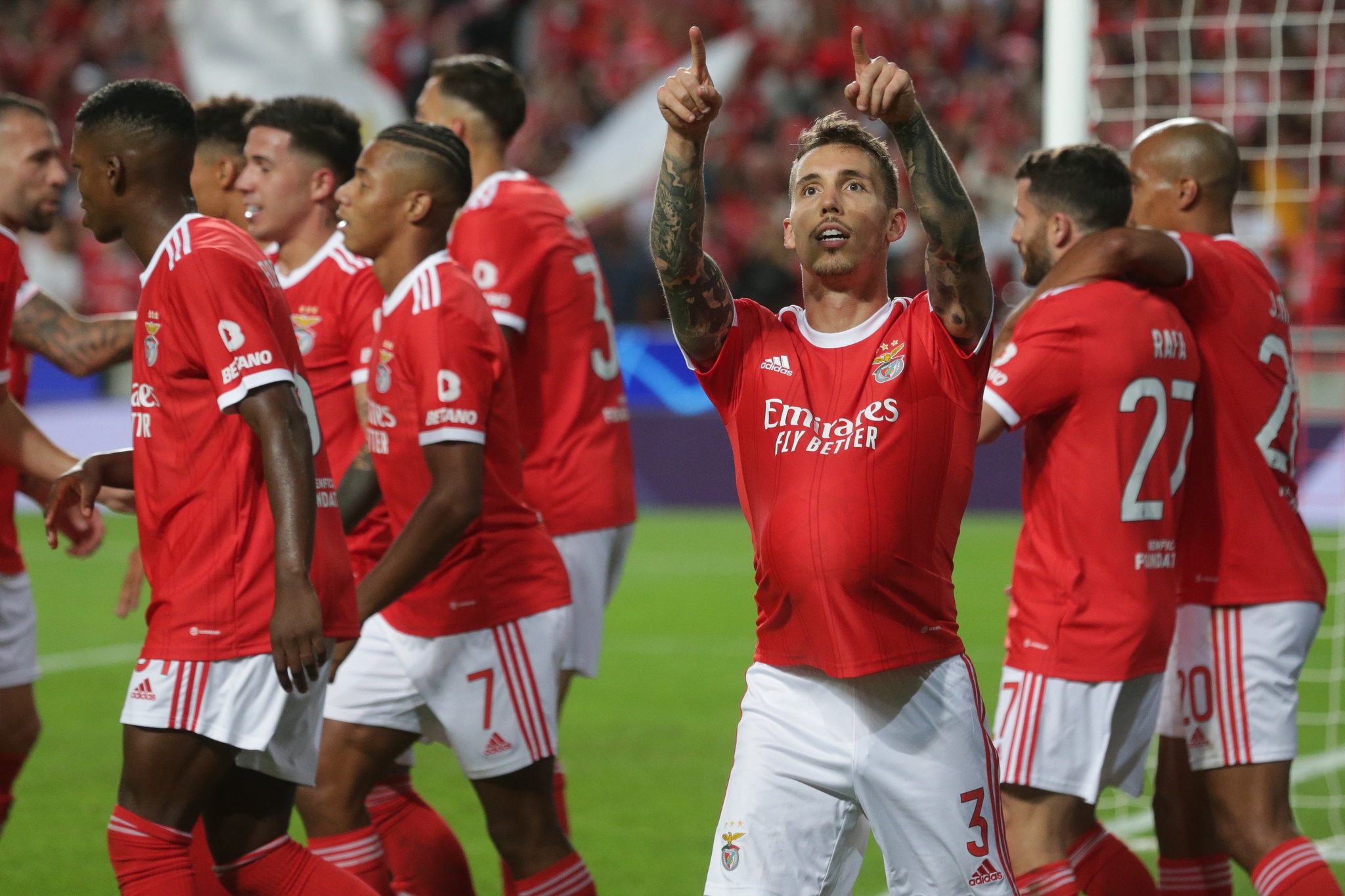 Benfica e outros três clubes portugueses têm jogadores diagnosticados com  Covid-19, futebol português