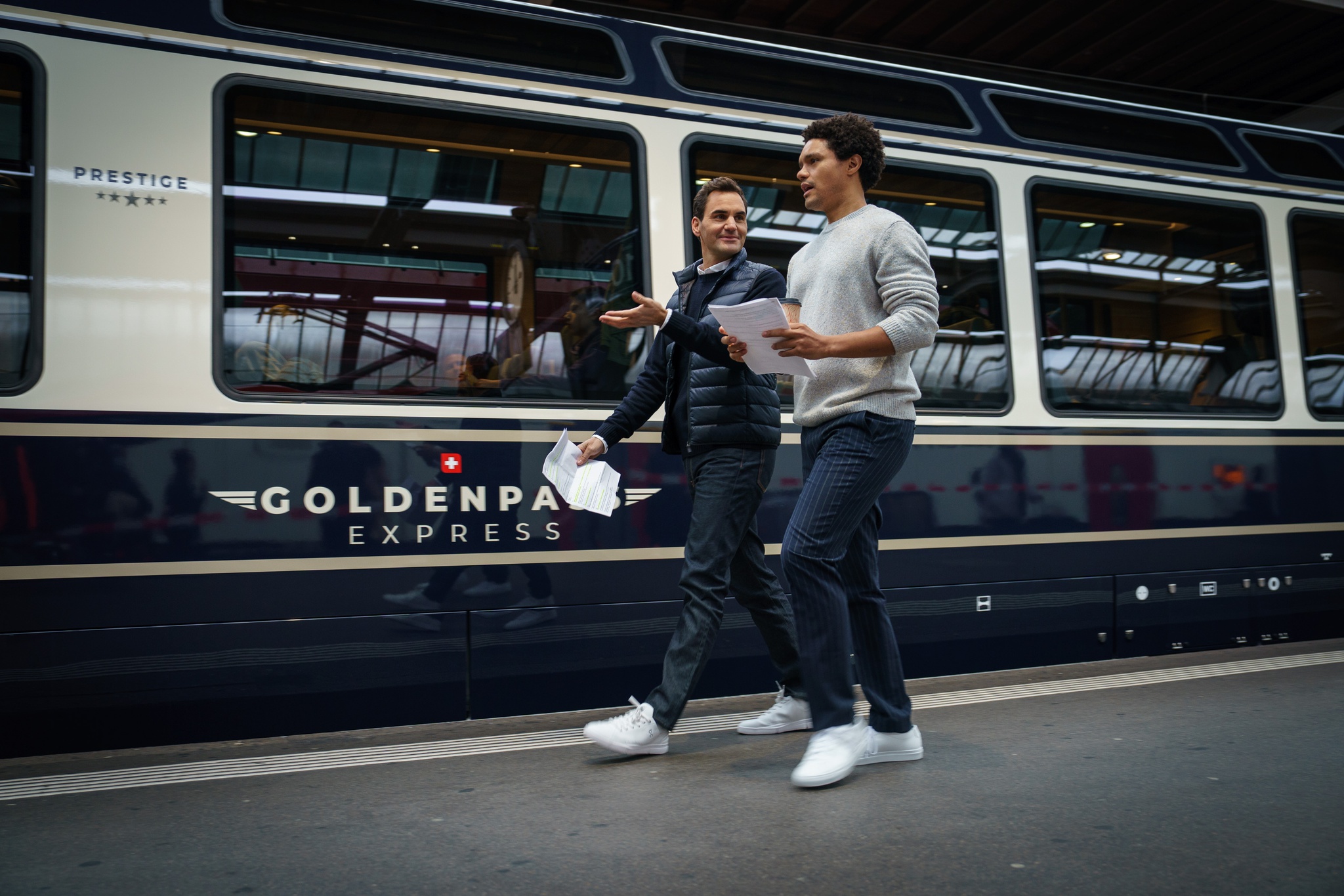Roger Federer e Trevor Noah vão de comboio pela Suíça para promover o turismo