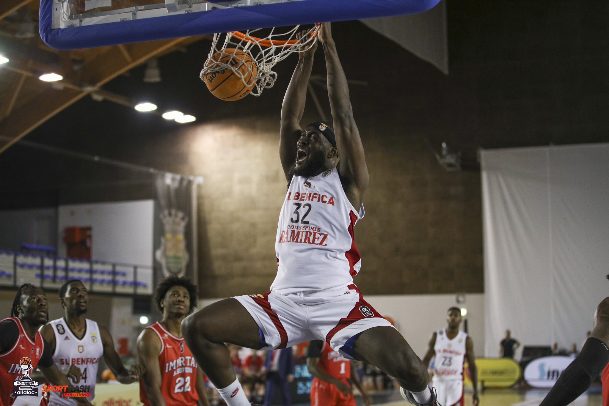 Benfica vence por um ponto e conquista Taça de Portugal de basquetebol -  SIC Notícias