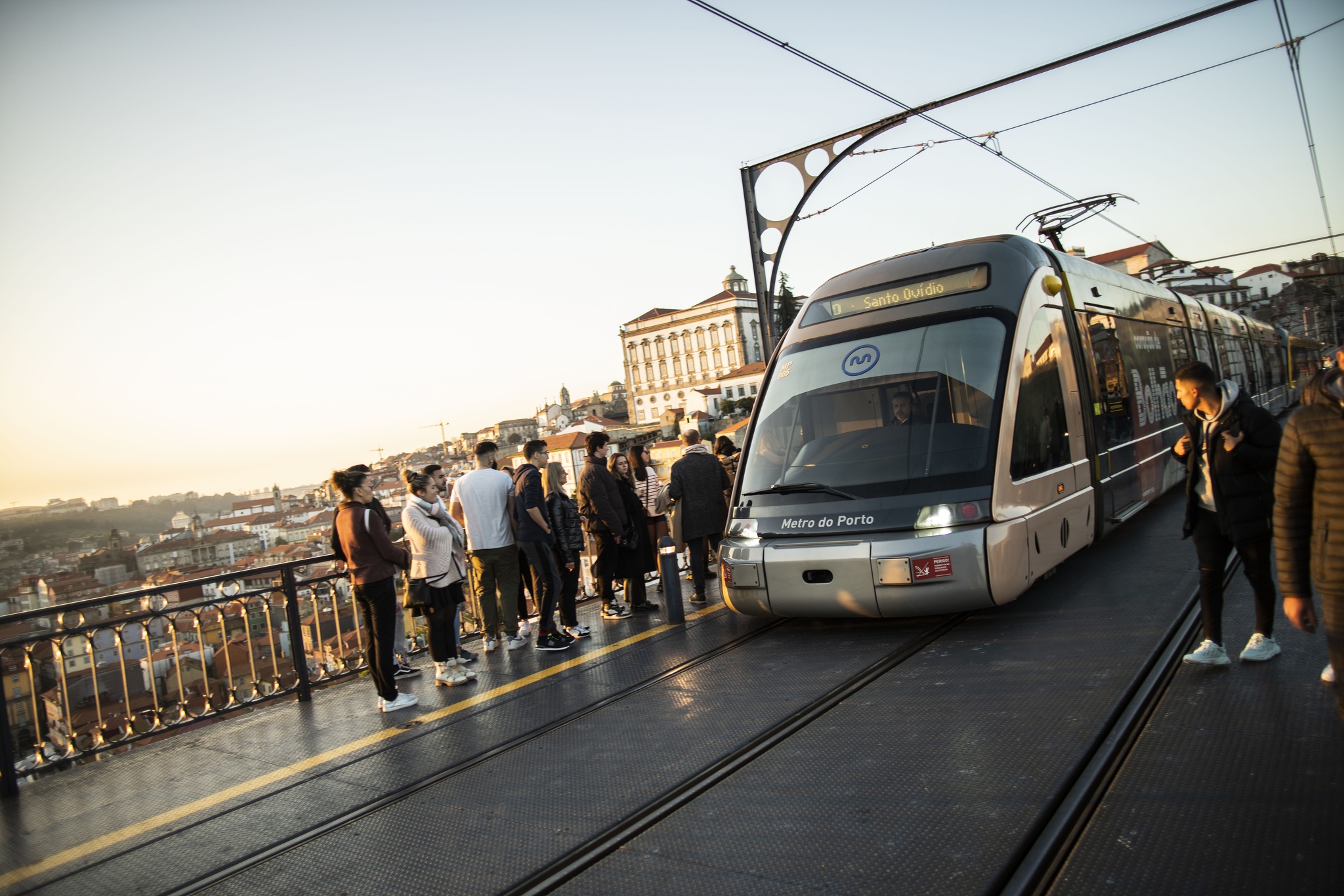 Metro do Porto opera com veículos duplos durante toda a noite de São João