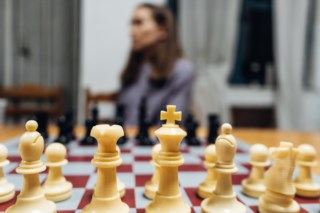 Federação internacional de xadrez proíbe homens biológicos de competirem no  feminino - Guiame