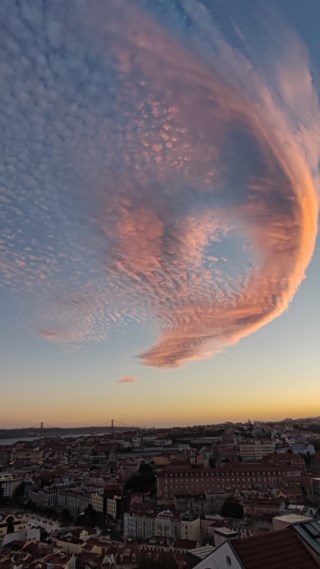 Lisboa foi invadida por nuvens estranhas. São um fenómeno perfeitamente  comum – NiT