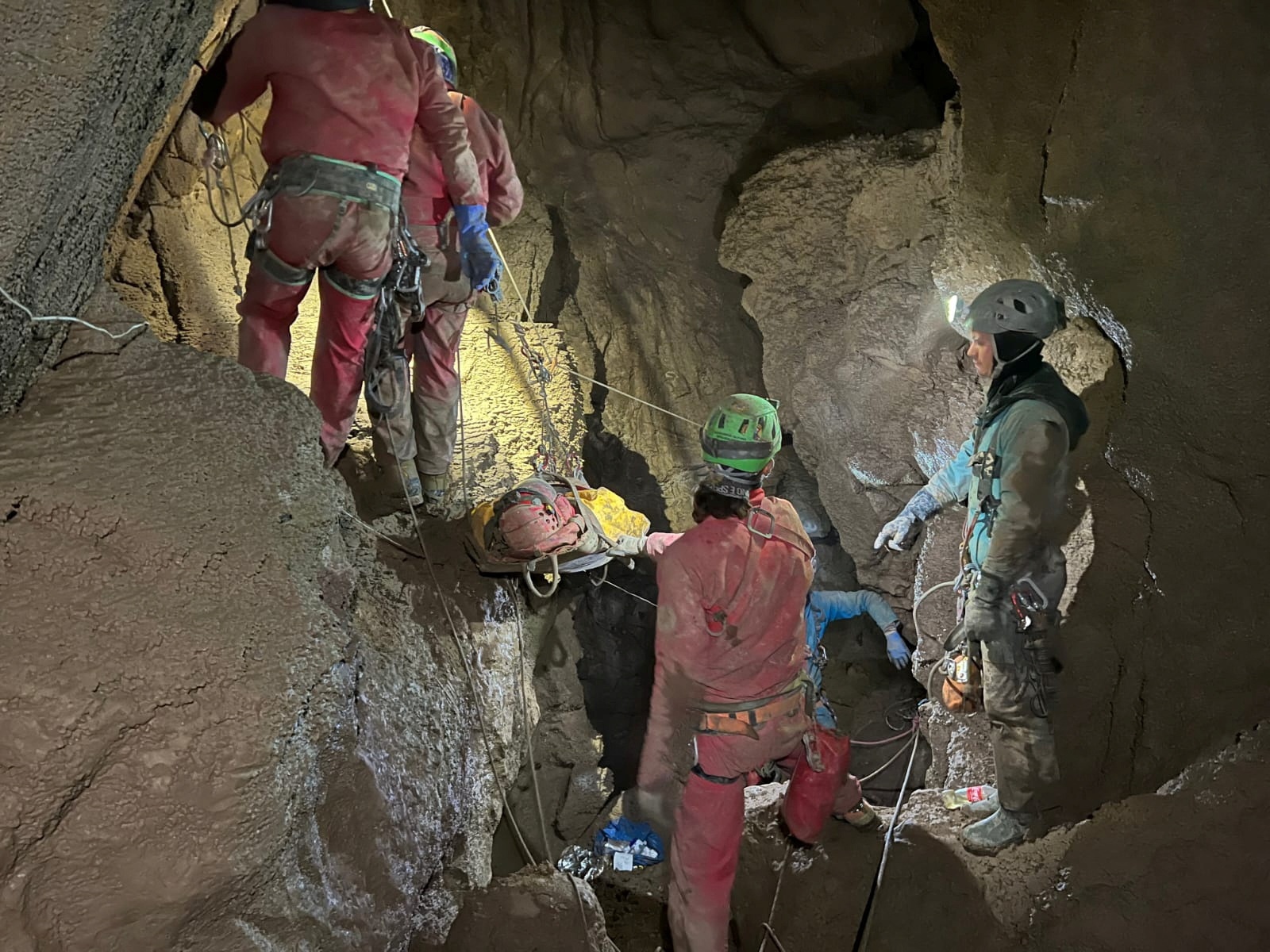 Rescatan a un hombre atrapado a 1.000 metros de profundidad en una cueva en Turquía |  Turquía