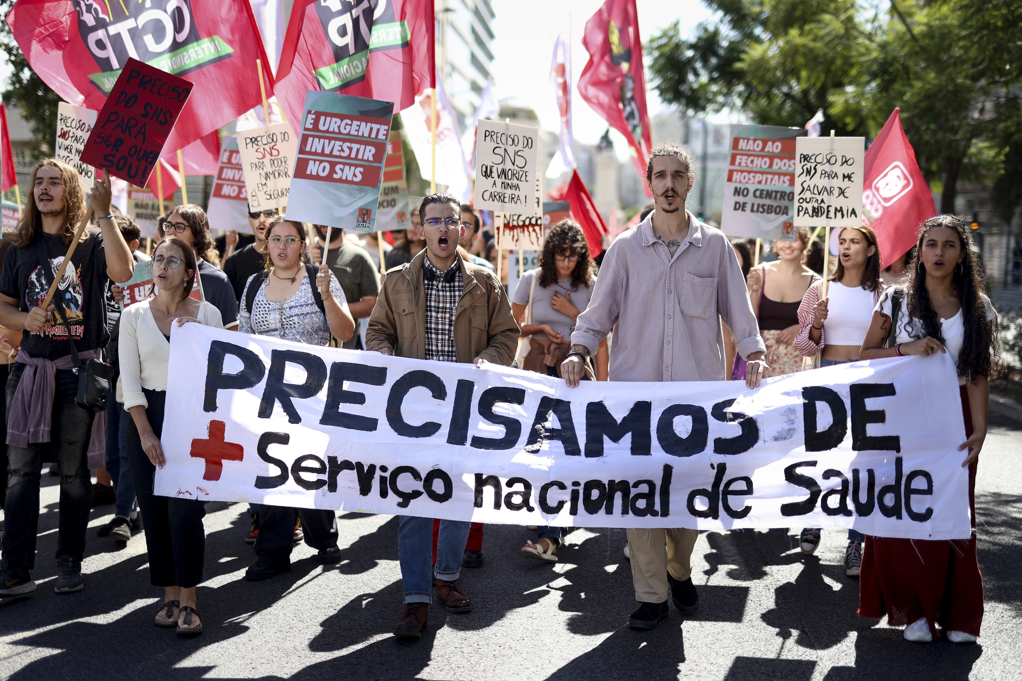 Des centaines de personnes ont défilé à Lisbonne pour la santé publique |  Service de santé national