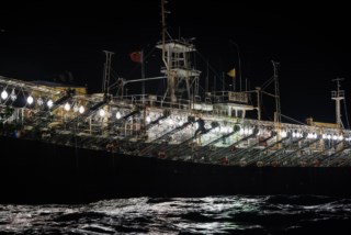 O império chinês de pesca em águas longínquas navega num mar de