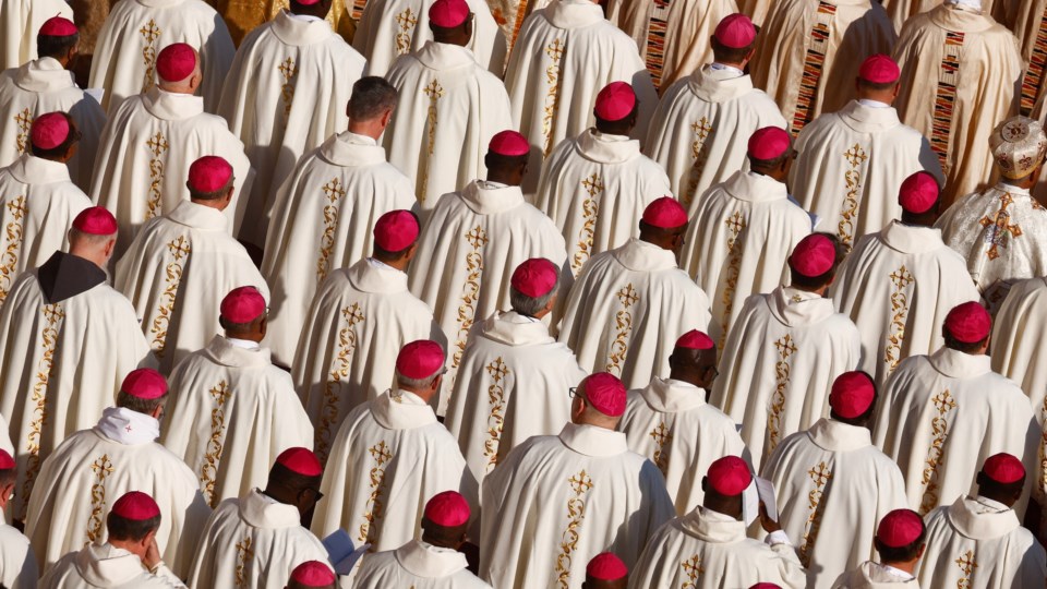 Papa Francisco toma decisão rara e demite bispo conservador dos