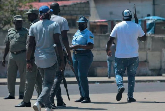 Polícia moçambicana passa rusga a instalações da Renamo e confisca 40 armas  3:15