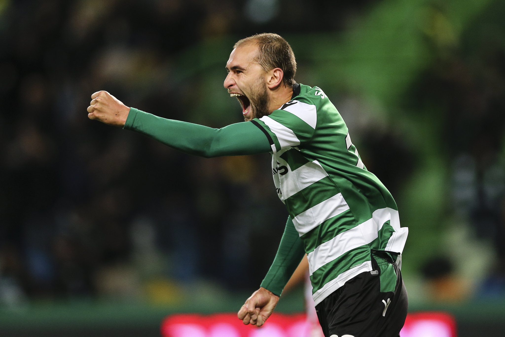 Vídeo. Antigo jogador do Sporting cai inanimado em jogo nos Países