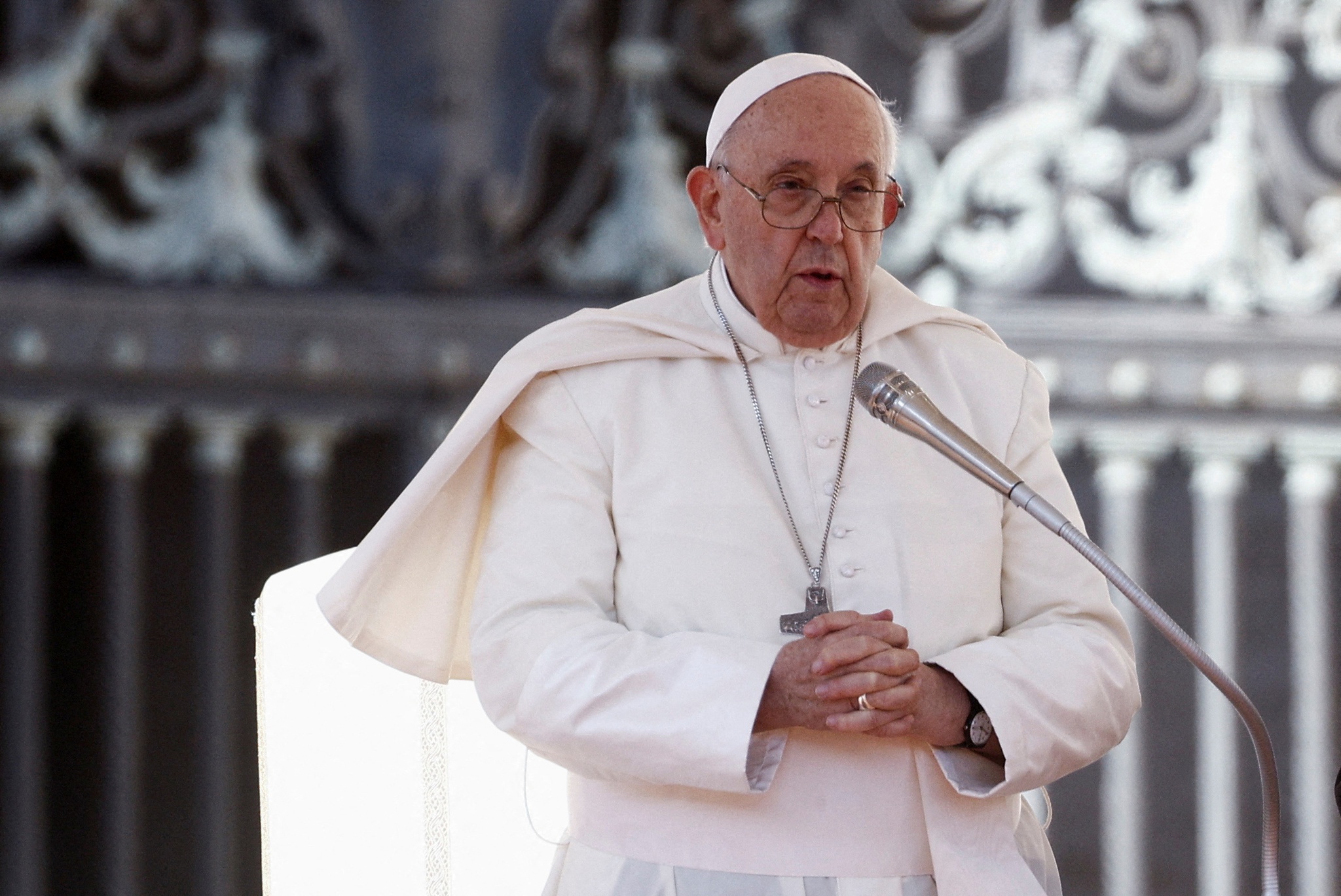 Pheeno 🏳️‍🌈 on X: Papa Francisco demite bispo conservador do