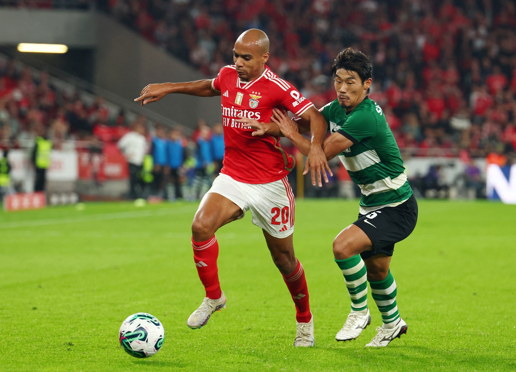 Benfica vence o Sporting nos descontos e por quatro centímetros, Crónica  de jogo