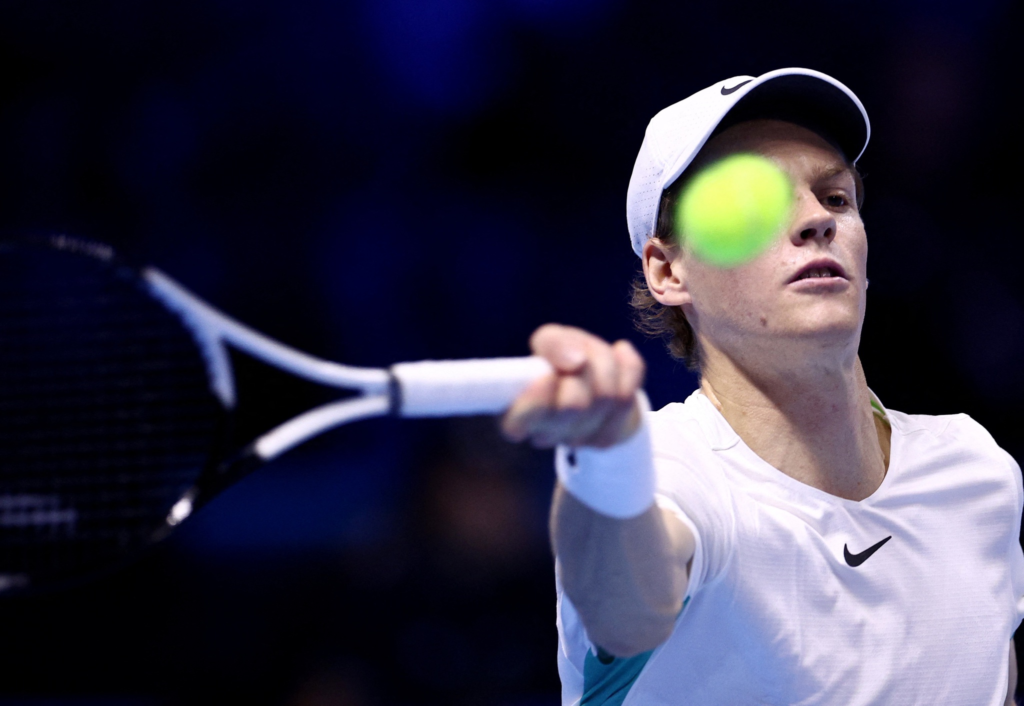 ATP Finals: invencível Sinner ajuda Djokovic a chegar às meias