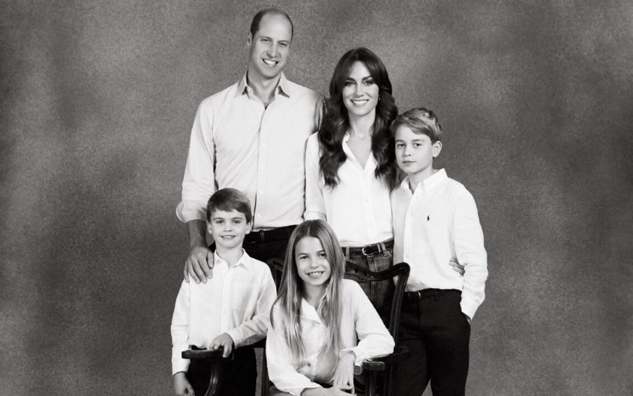 Postcard of William, Kate and their children released after Christmas | British royal family Postcard of William, Kate and their children released after Christmas | British royal family