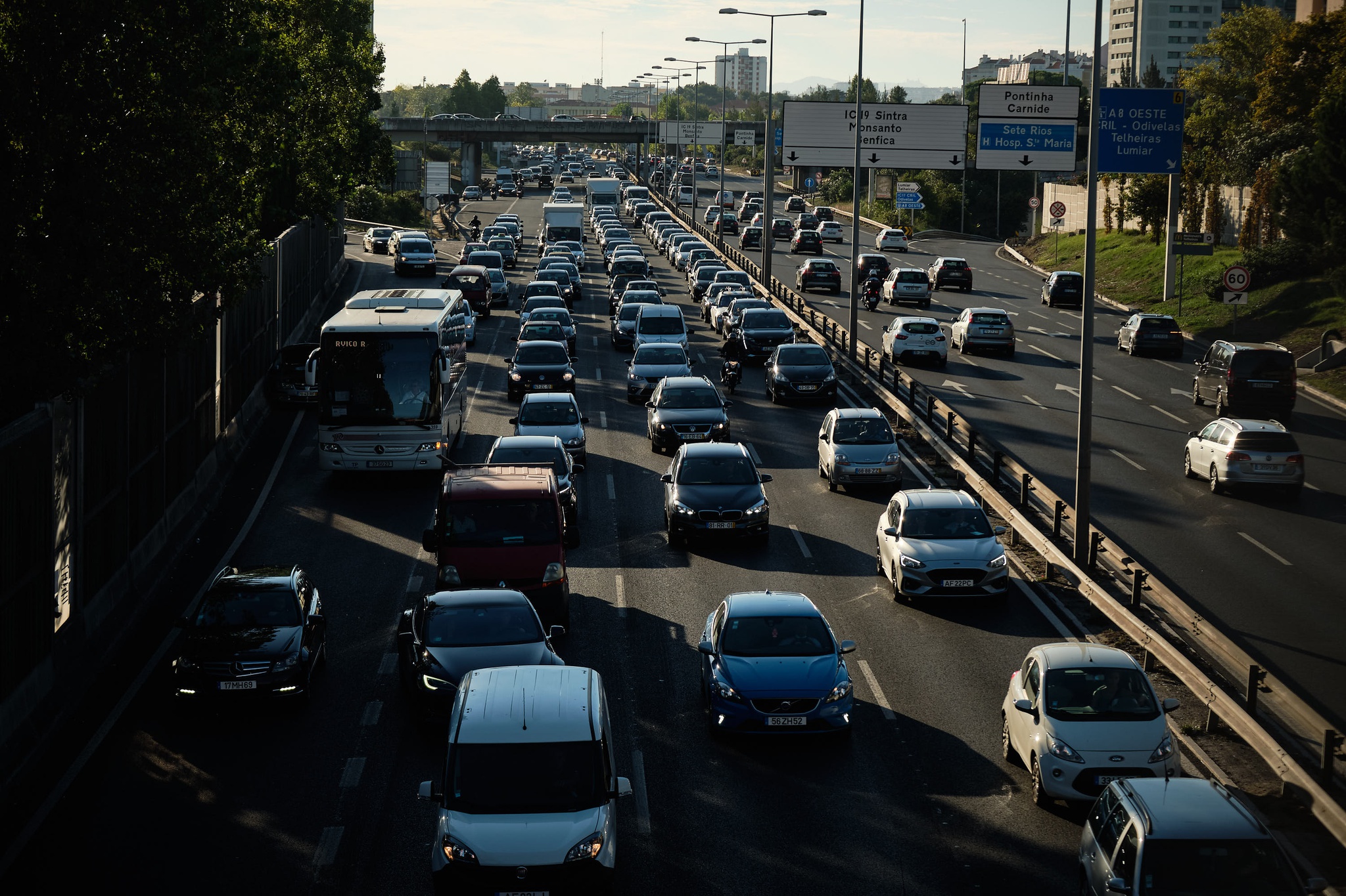 Porque estão as ruas de Lisboa e Porto cada vez mais cheias de carros?, Transportes