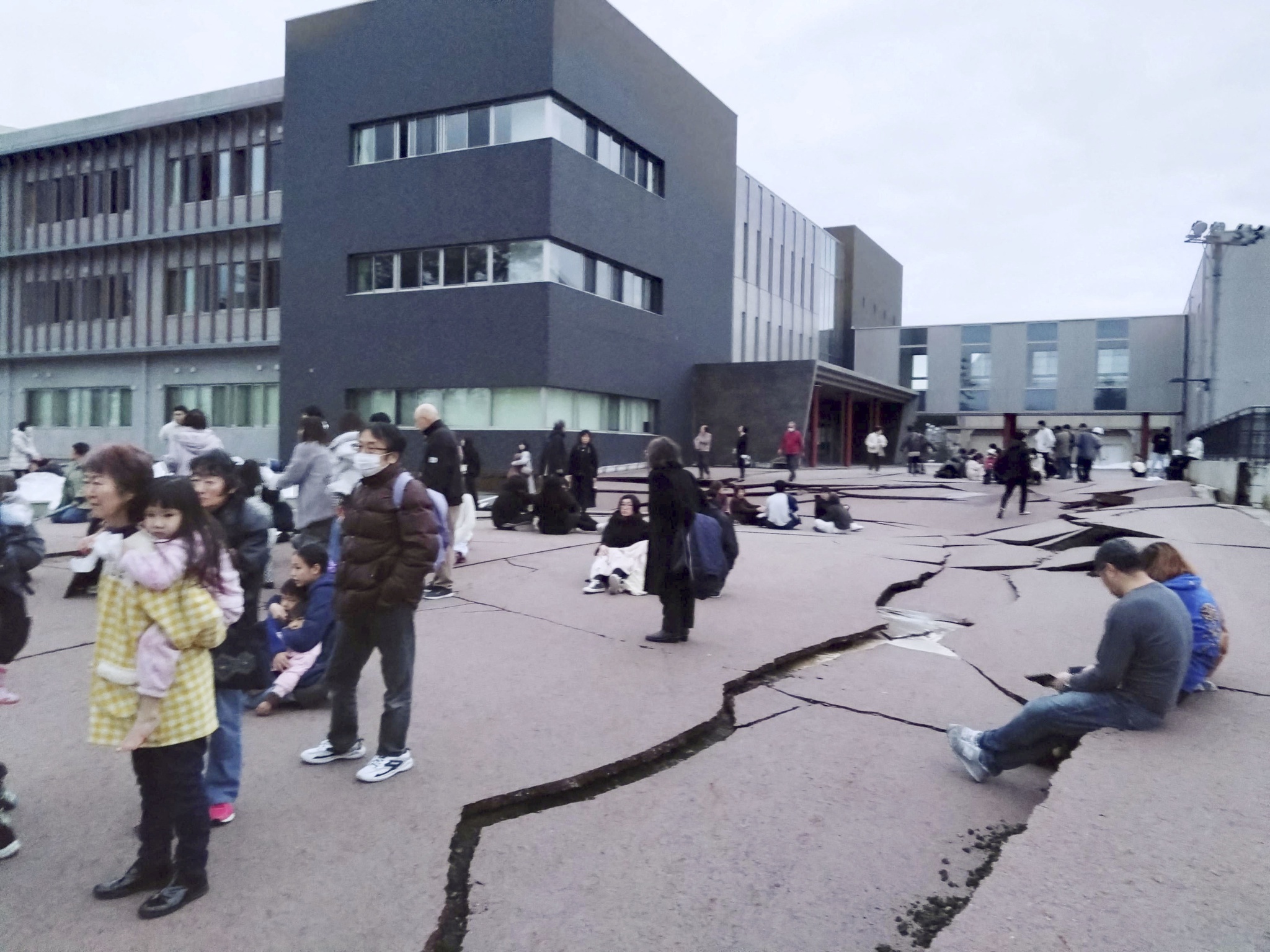 Nach einem Erdbeben der Stärke 7,6 gibt Japan eine Tsunami-Warnung heraus  Erdbeben