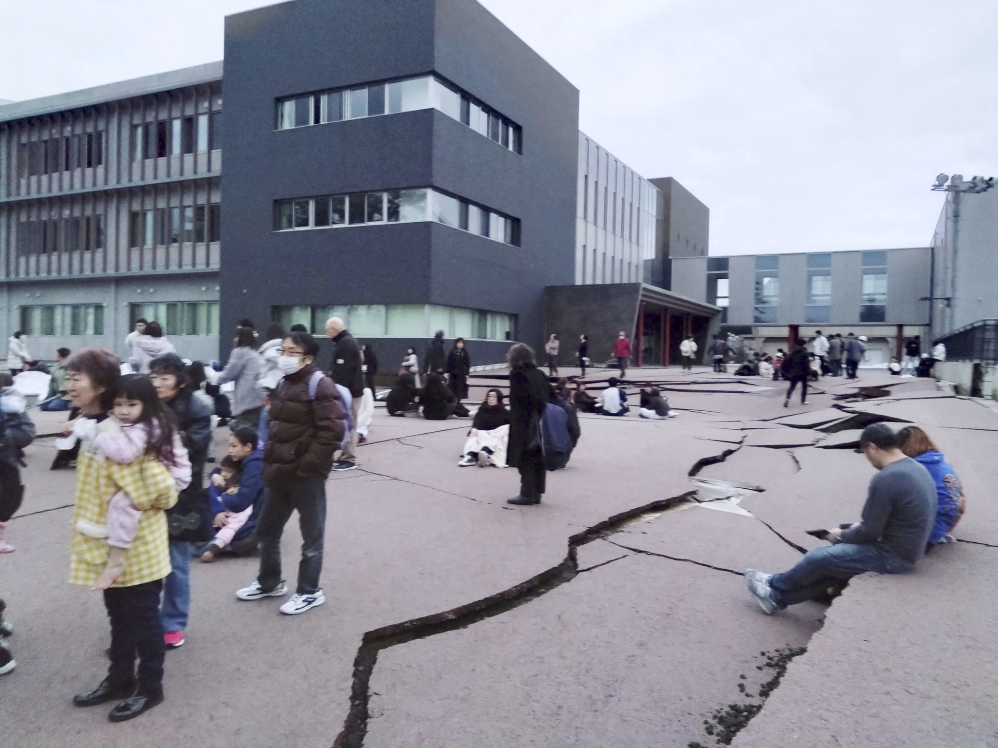 Após terremoto no primeiro dia do ano, Japão emite alertas de