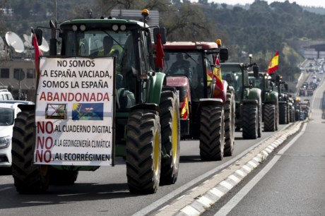 Protesto de agricultores espanhóis leva centenas de tractores a Madrid