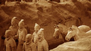 terracotta  buried soldiers in main enclosure�
