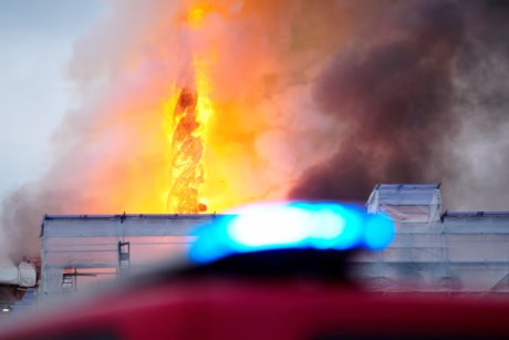Incêndio em Copenhaga destrói antigo edifício da Bolsa de Valores