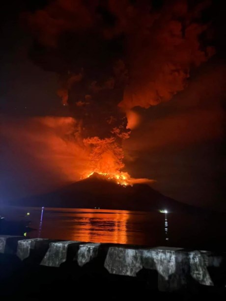 Perigo de tsunami na Indonésia após erupções explosivas do Monte Ruang