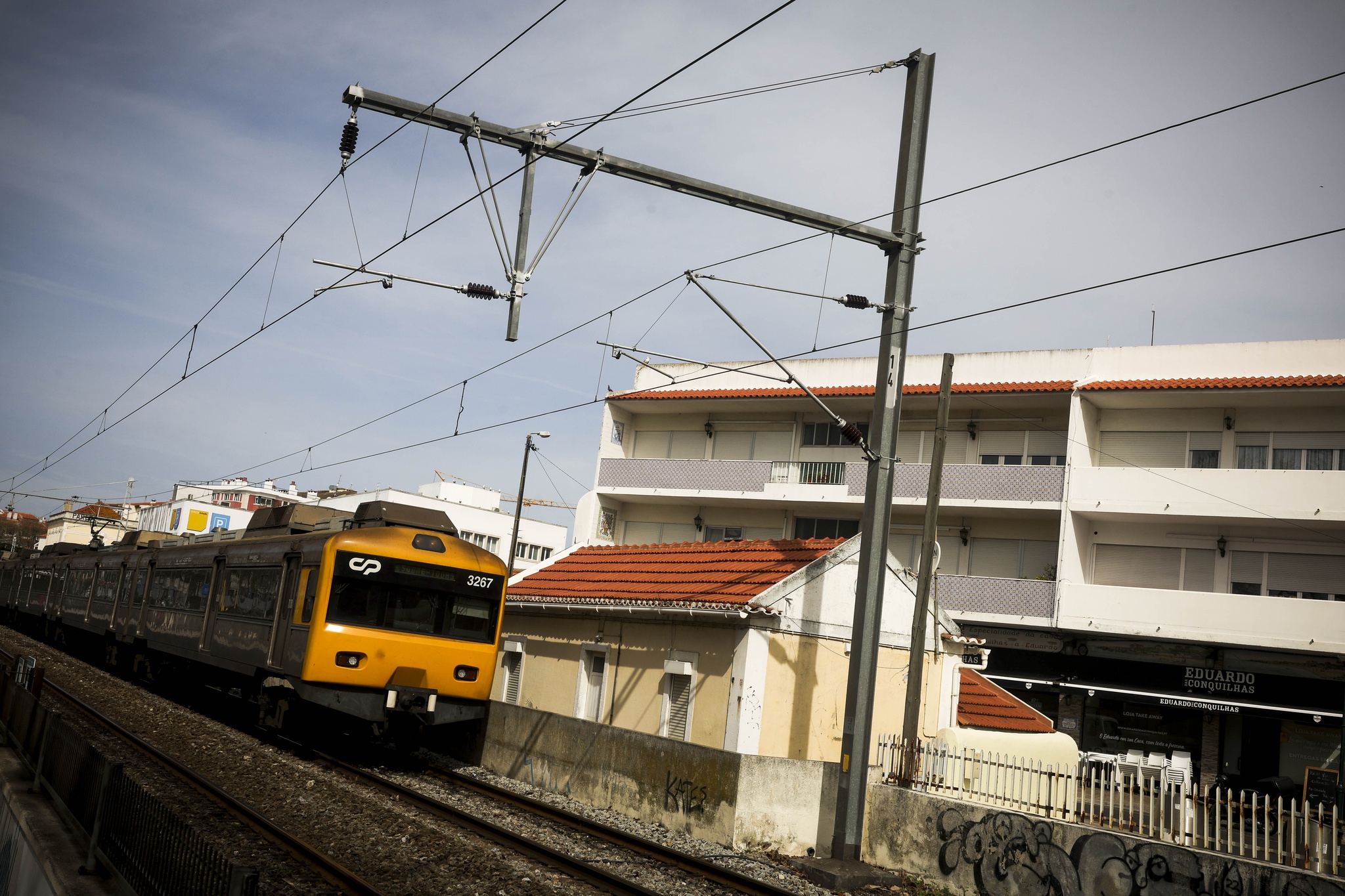 Linha de Cascais sem comboios entre Oeiras e Cascais no domingo ao início de manhã