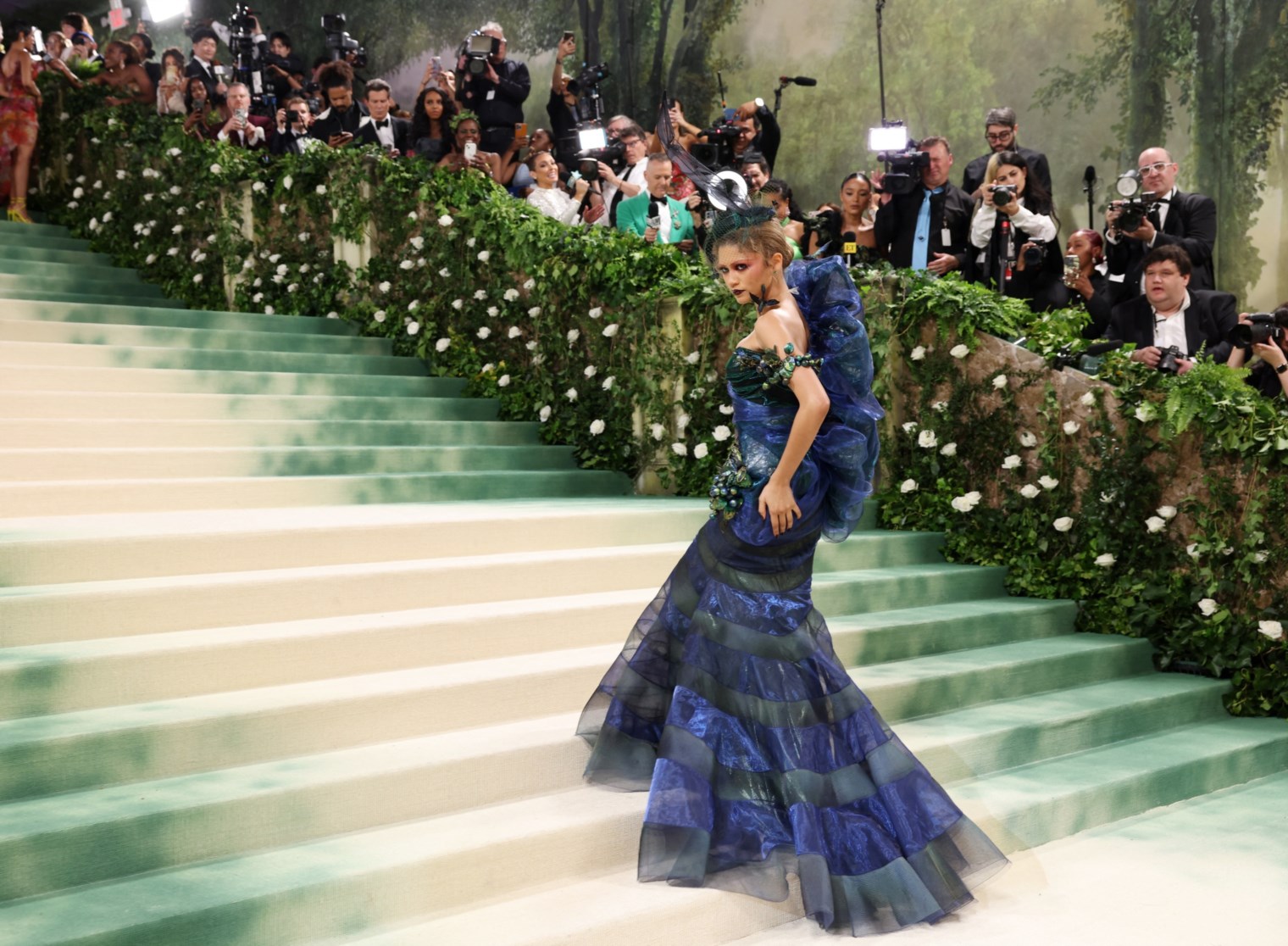 A noite em que a escadaria do Met Gala se transforma no jardim florido da moda