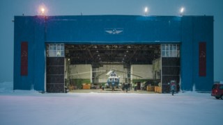 Barentsburg, Svalbard, Noruega. Um helicópter Mi-8 no hangar. O veículo é usado em último recurso pelos residentes. Devido à imprevisibilidade atmosférica, é um local perigoso para voar. Uma equipa de pilotos, engenheiros e técnicos esforçam-se por que os voos sejam seguros. Em Outubro de 2017, um desastre aéreo matou várias pessoas.