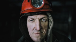 Barentsburg, Svalbard, Noruega. Alexander Yatsunenko no final do seu turno de oito horas na mina de carvão. Durante a era soviética, os mineiros eram conhecidos por 'Poljarniki', que significa 'Heróis do Árctico'.
