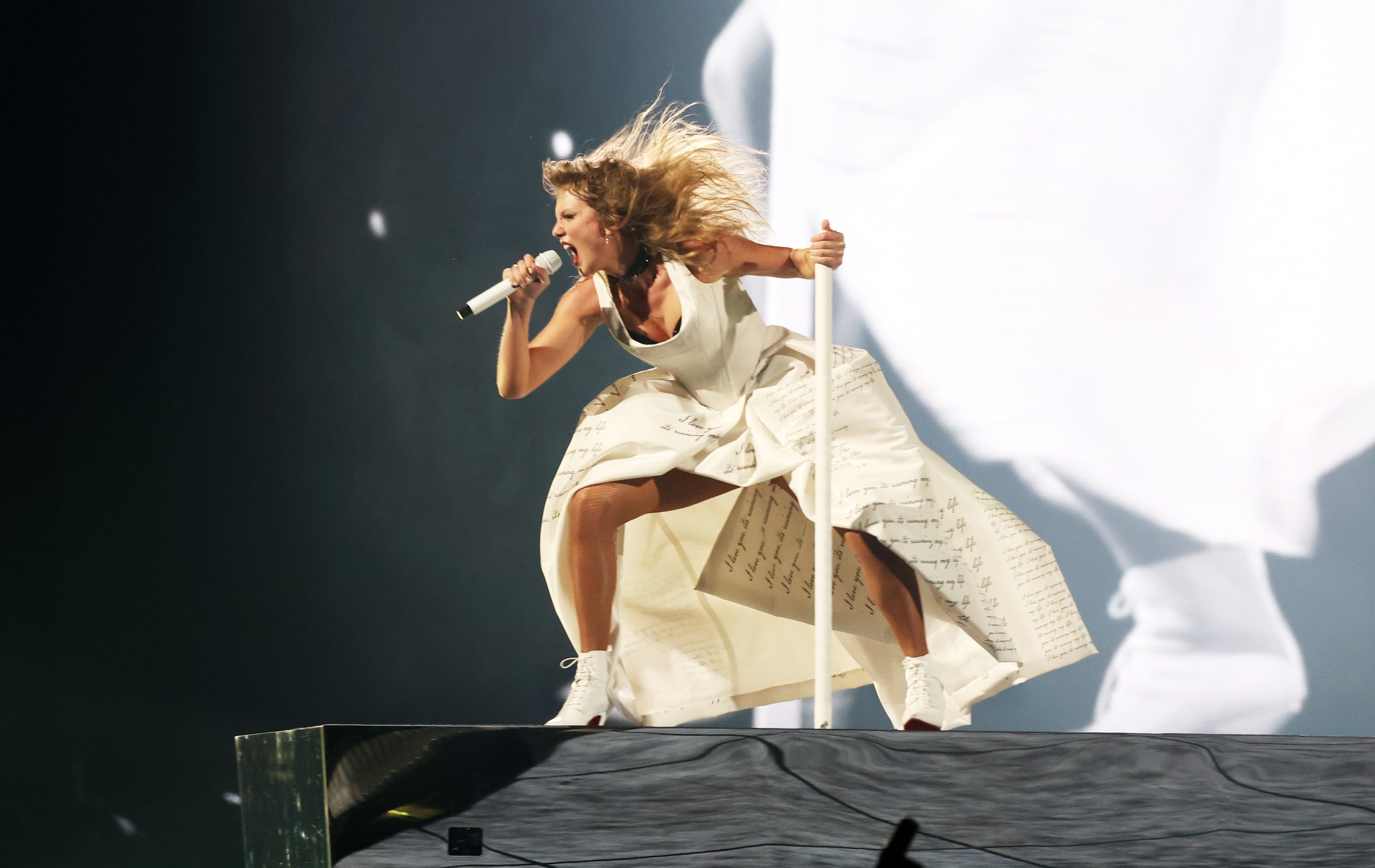 Taylor Swift já chegou à Europa e trouxe novos visuais para a The Eras Tour