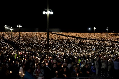 Há milhares de fiéis em Fátima para celebrar os 107 anos das aparições