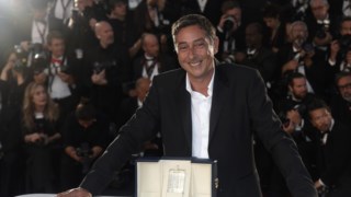 epa11369611 Portuguese director Miguel Gomes poses with the 'Best Director' award for "Grand Tour" after the closing and awards ceremony of the 77th annual Cannes Film Festival, in Cannes, France, 25 May 2024. The film festival runs from 14 to 25 May 2024. EPA/GUILLAUME HORCAJUELO�