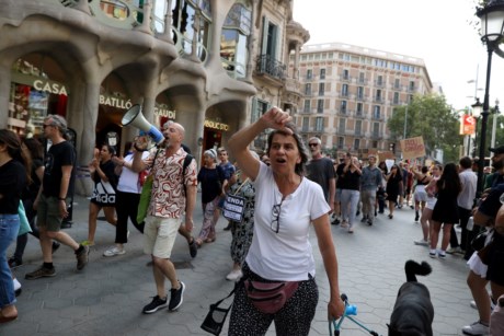 Milhares desfilam em Barcelona contra o excesso de turismo