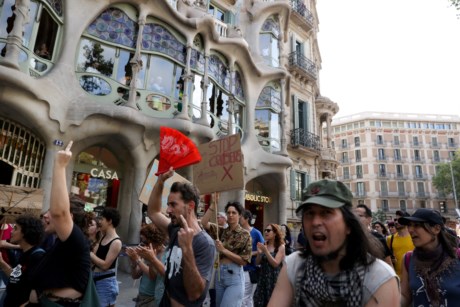 Milhares desfilam em Barcelona contra o excesso de turismo