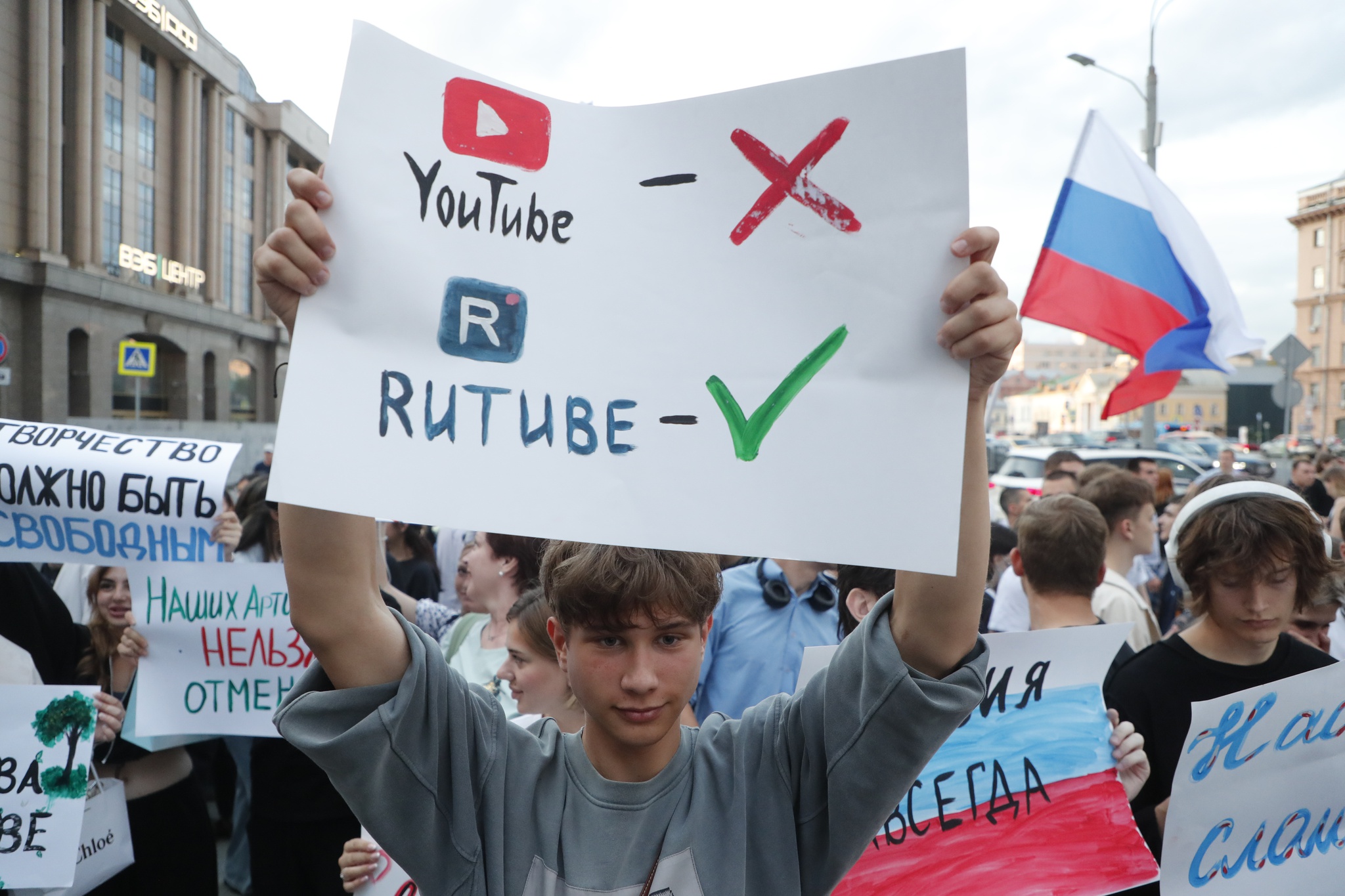 Federação Russa vai restringir velocidade de funcionamento do YouTube |  Internet | PÚBLICO