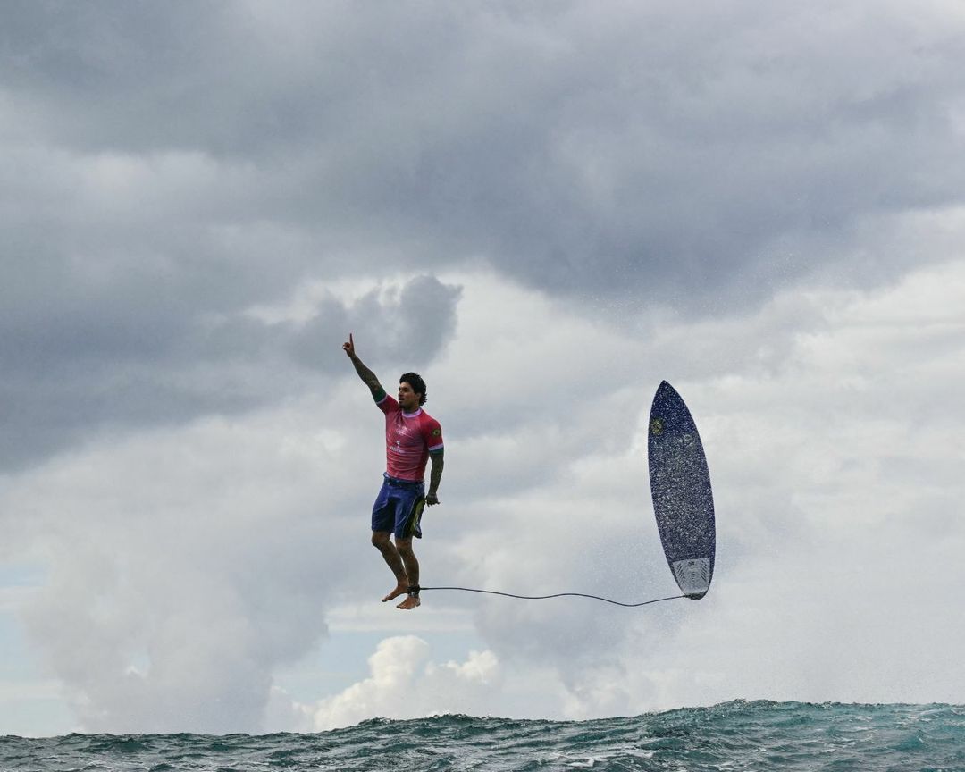 Le surfeur Gabriel Medina lévite sur la photo des Jeux olympiques qui fait le tour du monde |  Réseaux sociaux