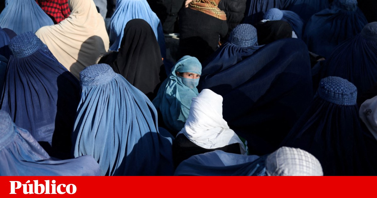 Los talibanes obligan a las mujeres a cubrirse la cara y prohíben a los hombres cortarse la barba | Derechos humanos Los talibanes obligan a las mujeres a cubrirse la cara y prohíben a los hombres cortarse la barba | Derechos humanos