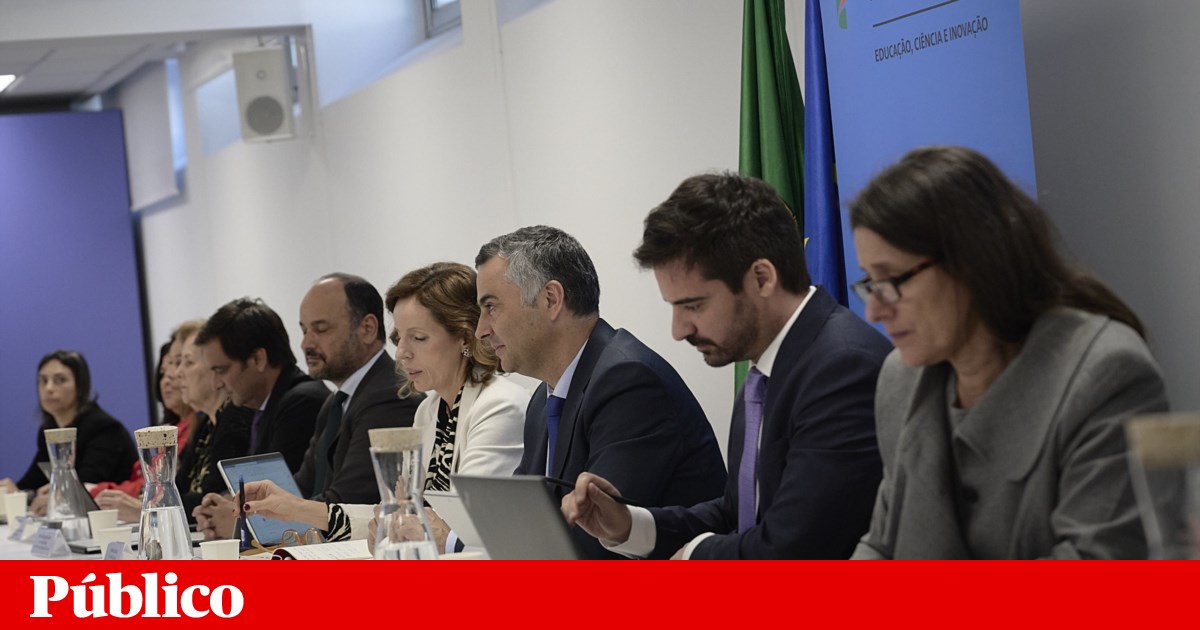 Only 2,000 Teachers Placed in Schools as 17,000 Remain Unassigned in Portugal's Education Crisis