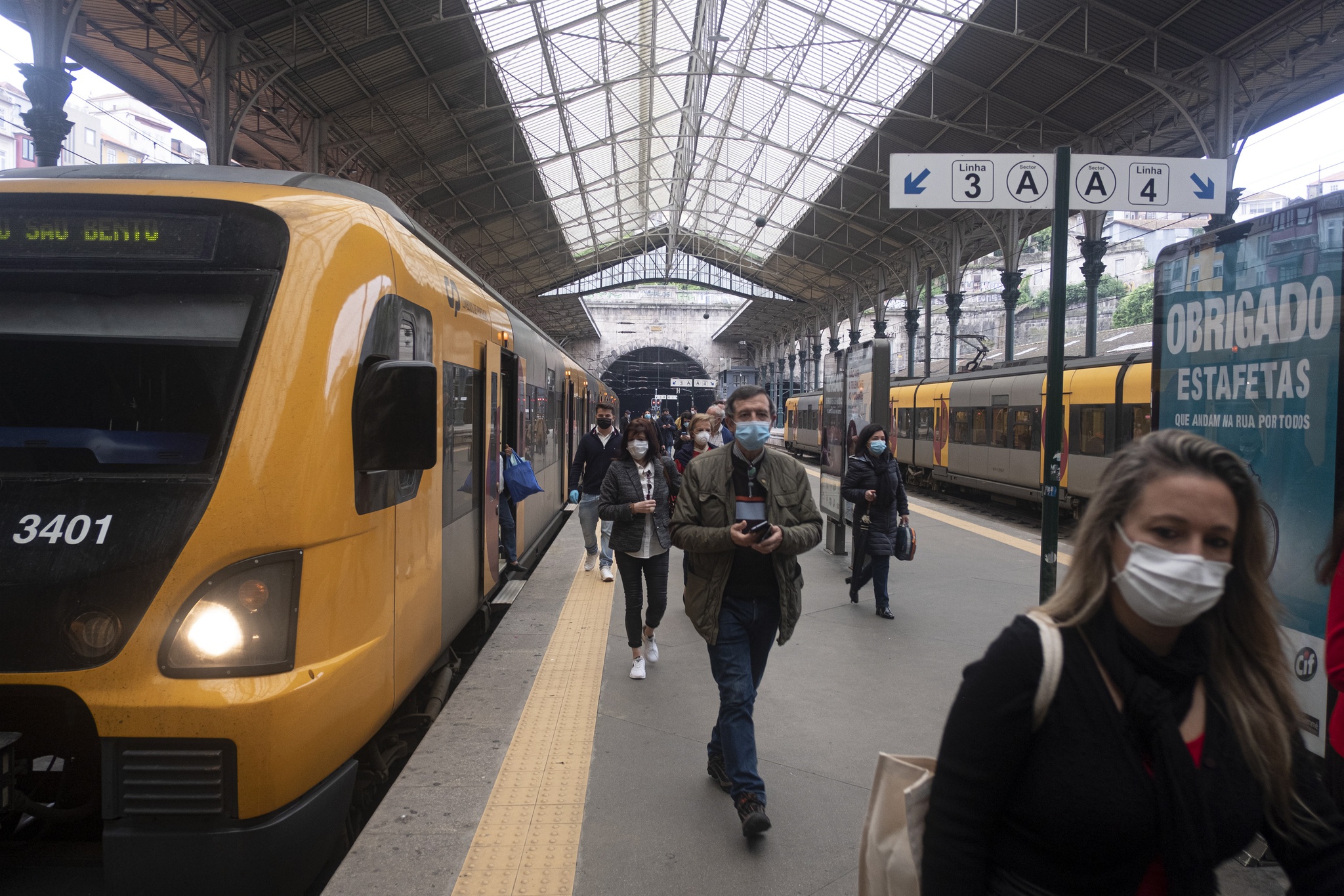 Porto: pedra cai sobre comboio no túnel de S. Bento. Circulação está condicionada