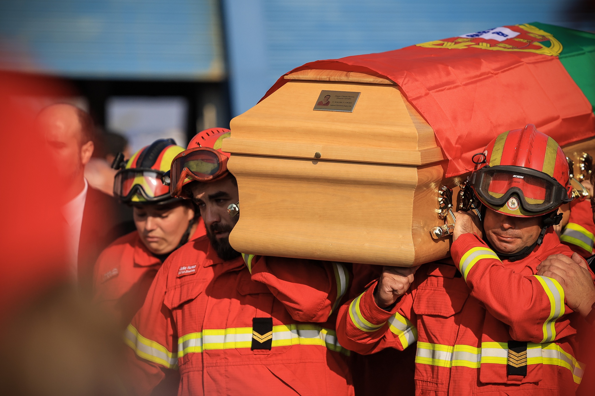 Incêndios: Palmas e o som da sirene do quartel no funeral dos três bombeiros de Tábua | Bombeiros | PÚBLICO