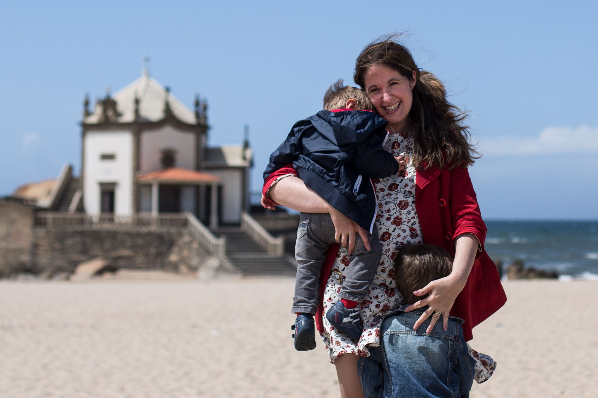 Carina Pereira, em 2016, com os dois filhos, em vésperas de ver discutida na Assembleia da República a petição que lançou em defesa da licença de maternidade até aos seis meses