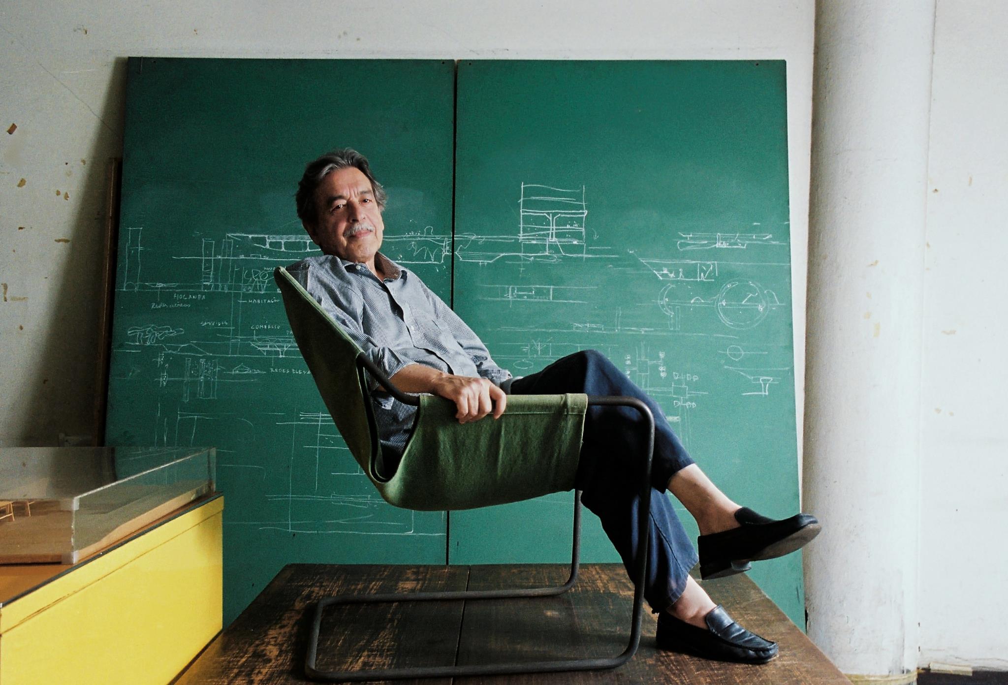 O arquiteto Paulo Mendes da Rocha posa na cadeira paulistano em seu escrit?rio.Foto Ana Ottoni (copyright)