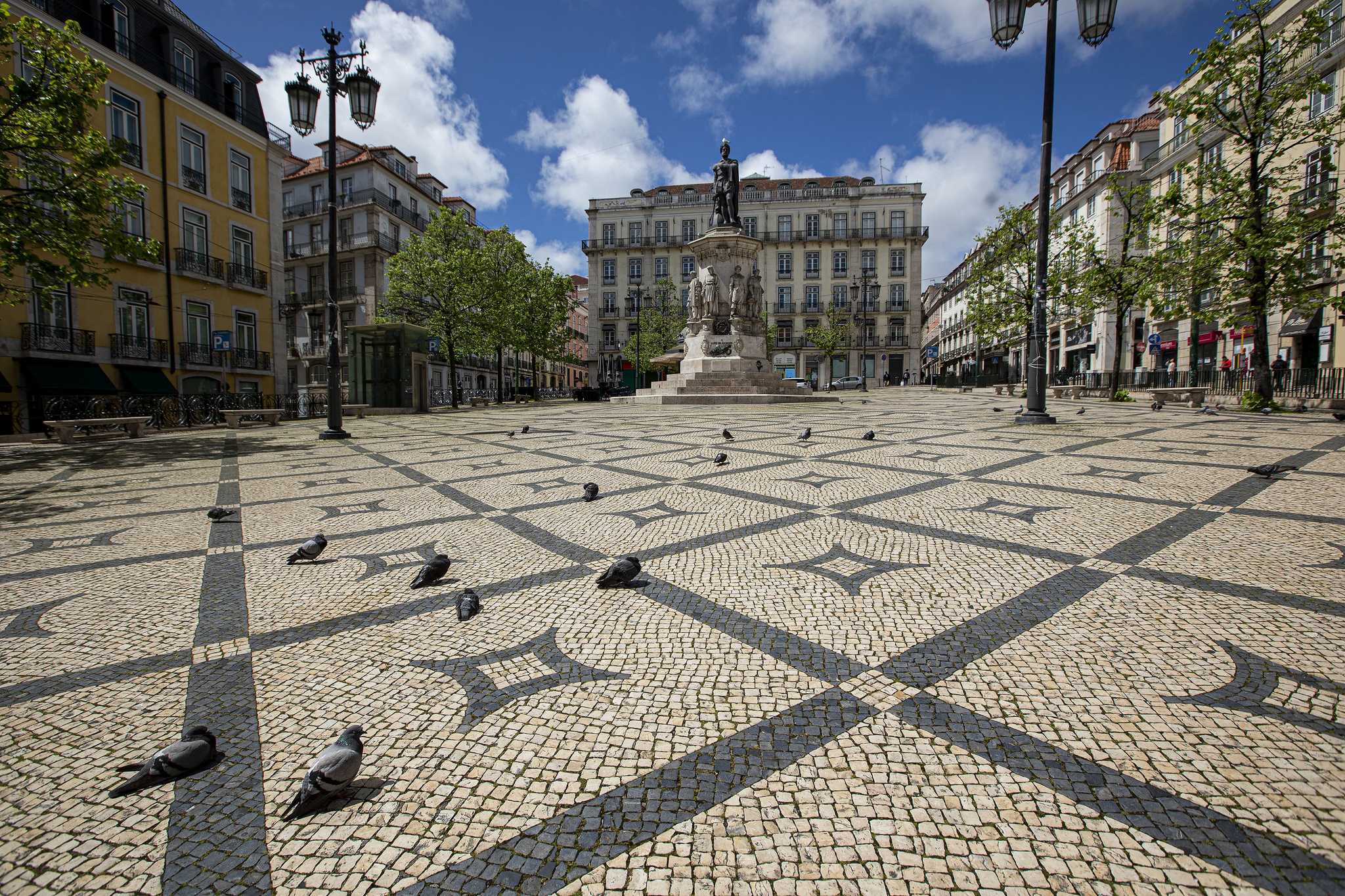 dro daniel rocha - 15 abril 2020 - PORTUGAL, Lisboa, Chiado - Plano de contingencia do coronavirus, covid-19 - Estado de Emergencia - Ruas vazias - Praca Luis de Camoes - Largo Camoes - comercio fechado - Pedra da calcada portuguesa - pombos