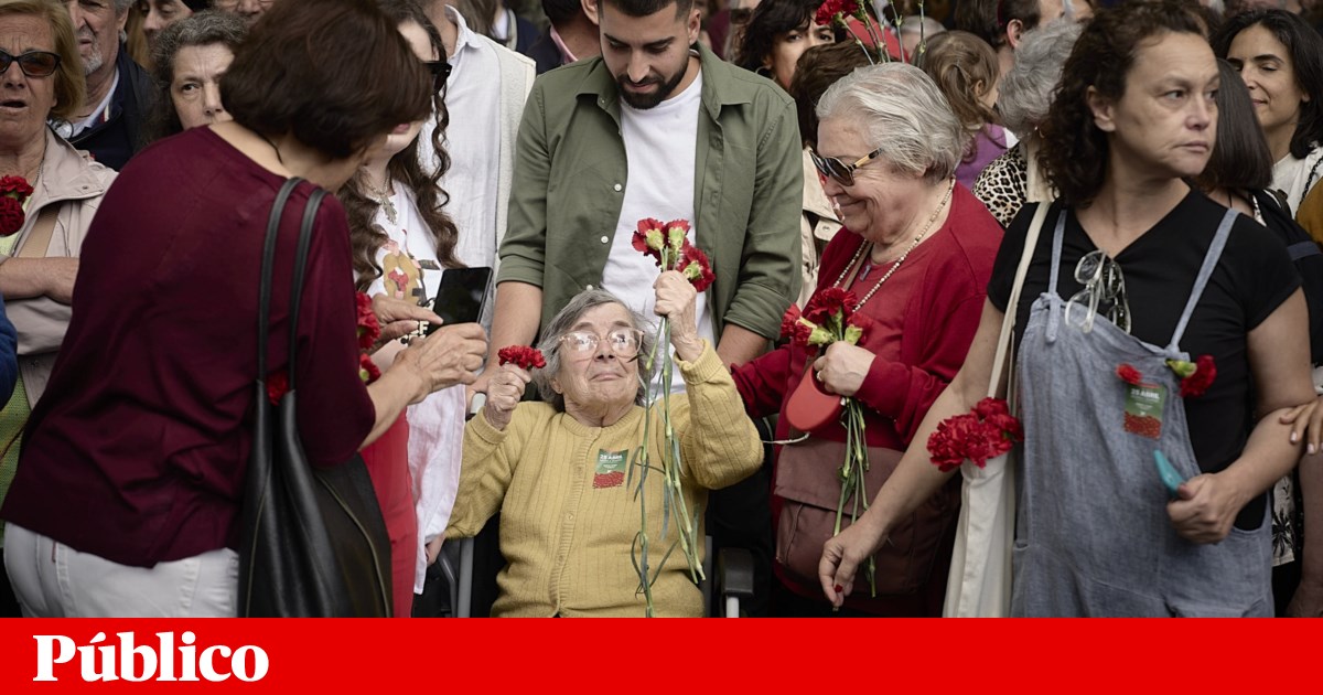 Morreu Celeste Caeiro, a mulher que deu os cravos aos militares do 25