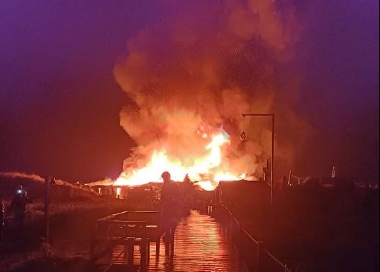 Fire Destroys Restaurant at Costa da Caparica: Over 30 Firefighters Respond
