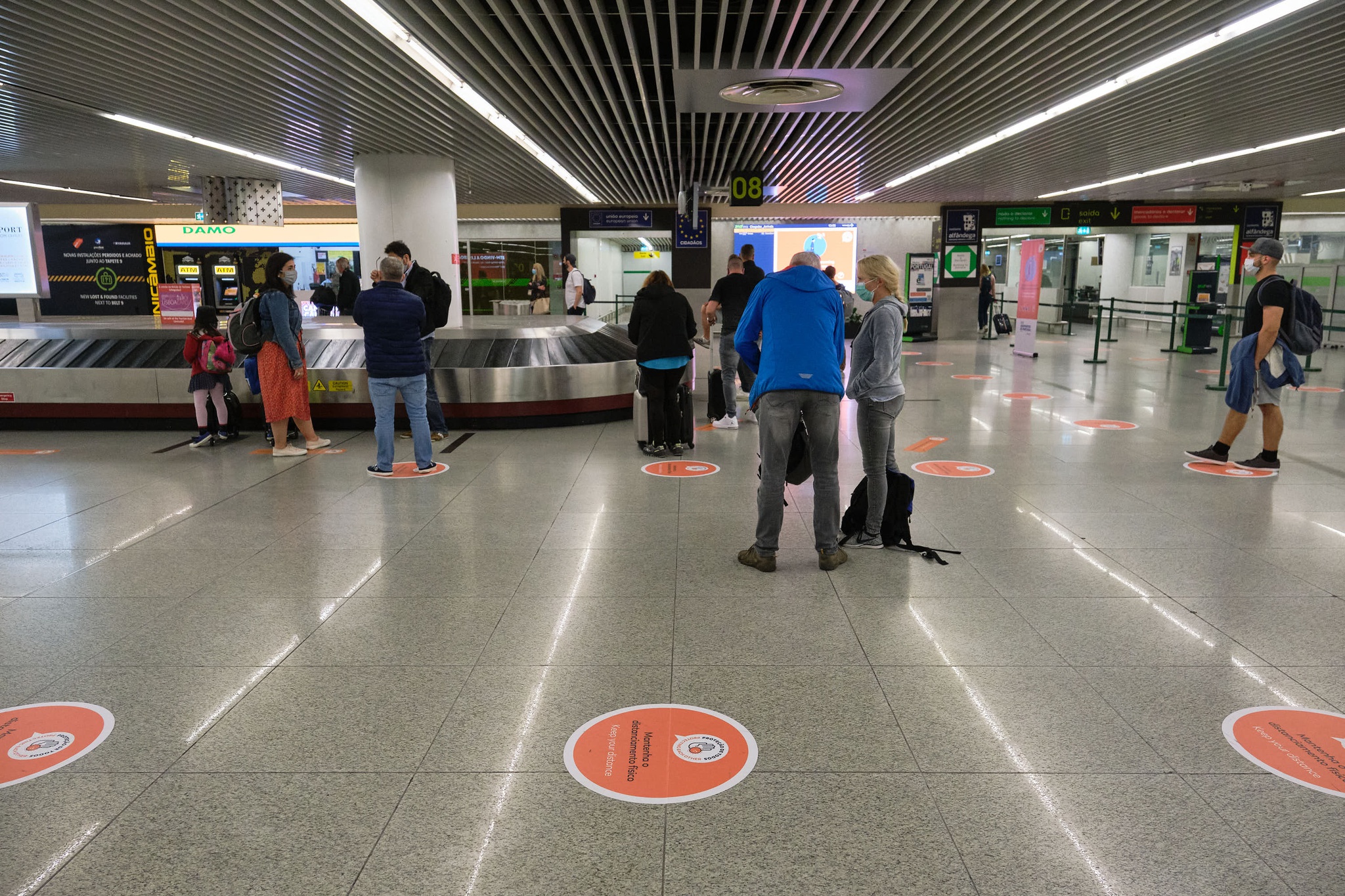 Quatro detidos no Aeroporto de Lisboa por suspeitas de tráfico de cocaína, um tinha fugido
